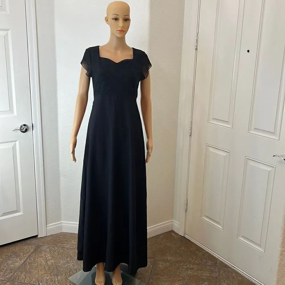 Formal Fashion Inc Black Maxi Dress Size 06 Sweetheart Neckline Short Sleeve